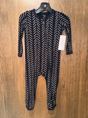 EUC Kyte Baby Midnight Reindeer Bamboo Zip Romper 2T